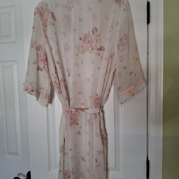 Beautiful Floral Sheer Robe - Picture 7 of 10